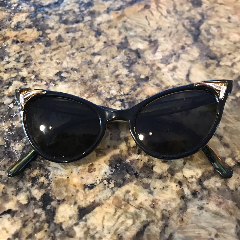 VINTAGE Black Cat Eye sunglasses with Metal Inlay